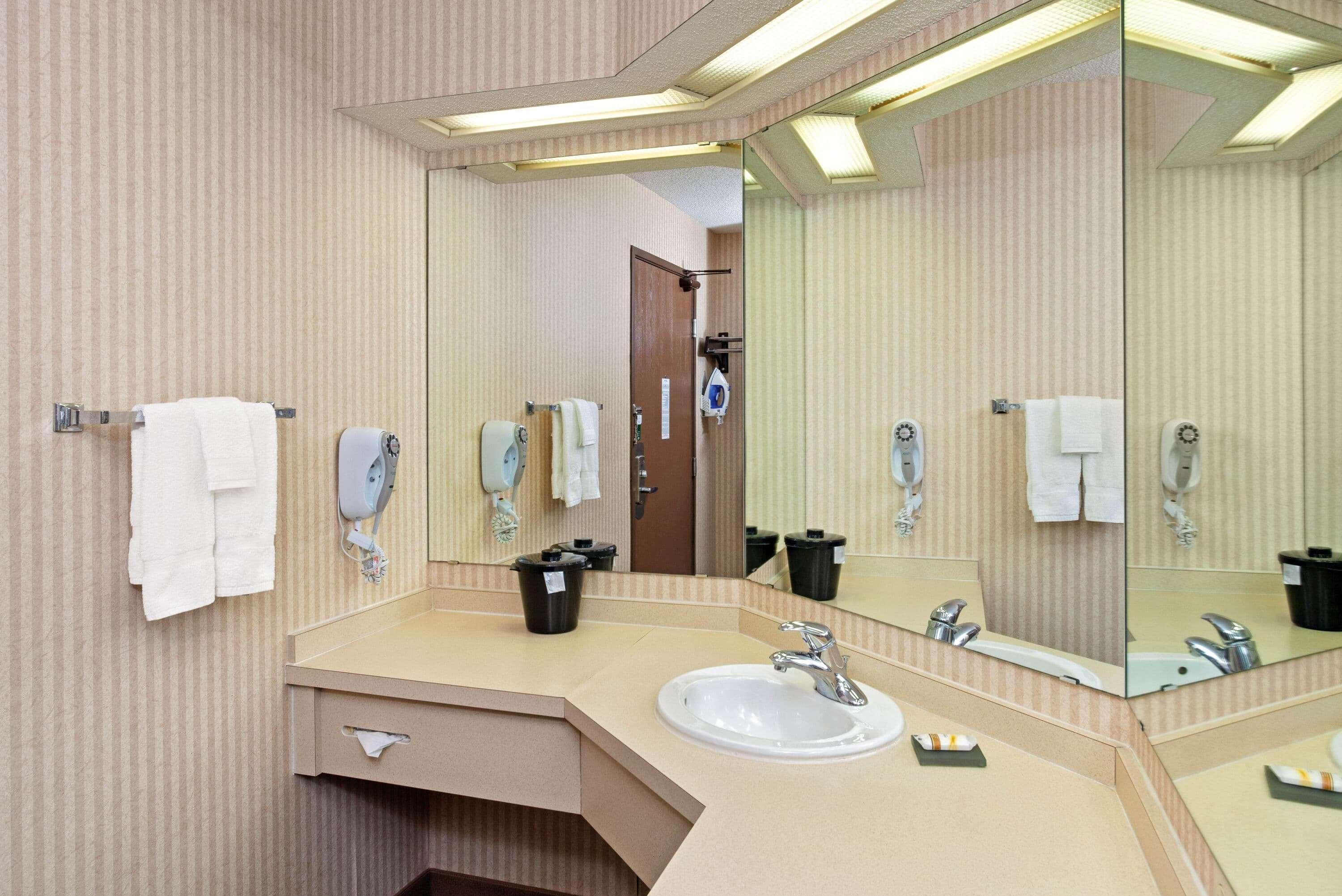 La Quinta By Wyndham Stevens Point Hotel Exterior photo