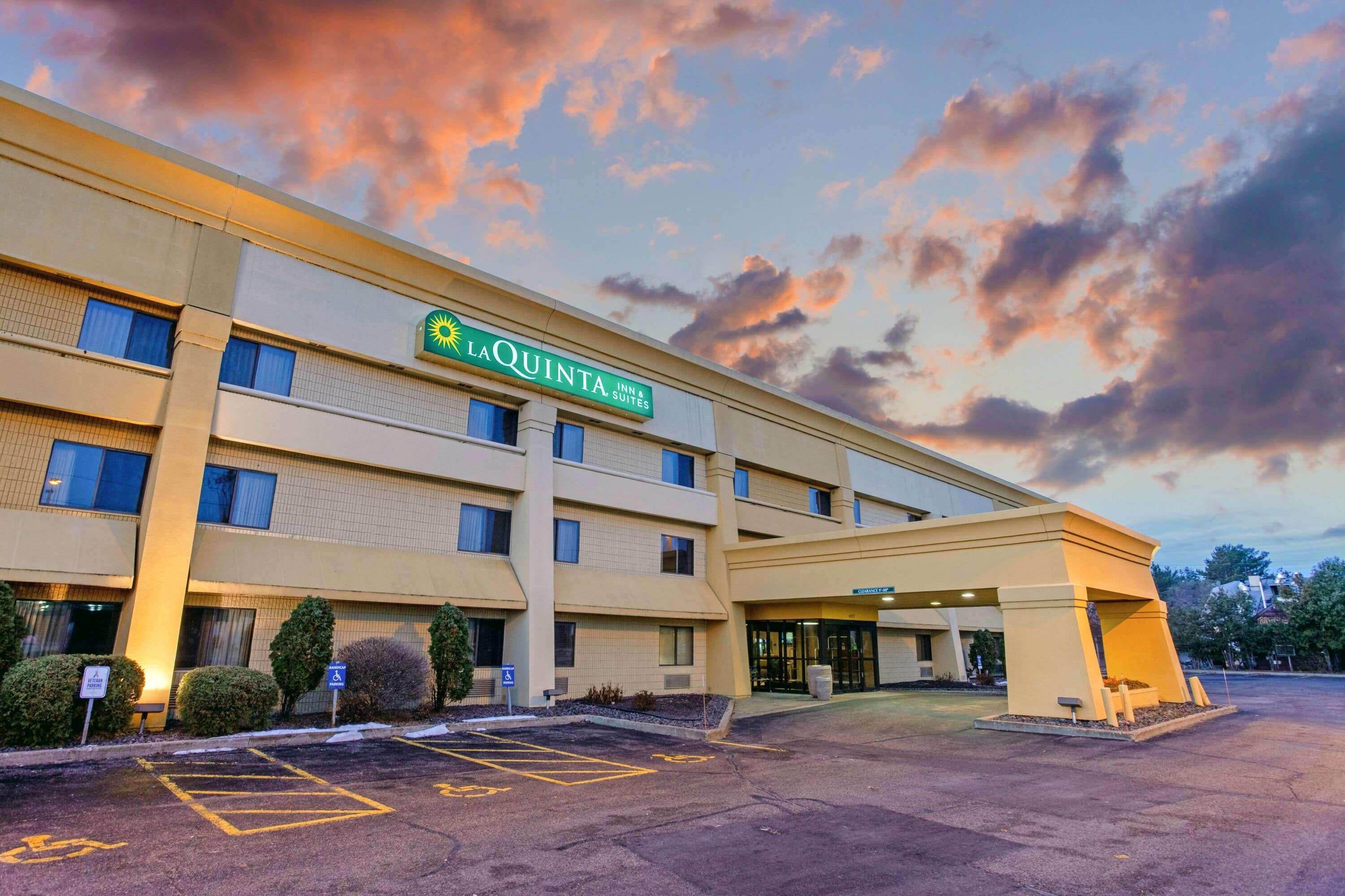 La Quinta By Wyndham Stevens Point Hotel Exterior photo